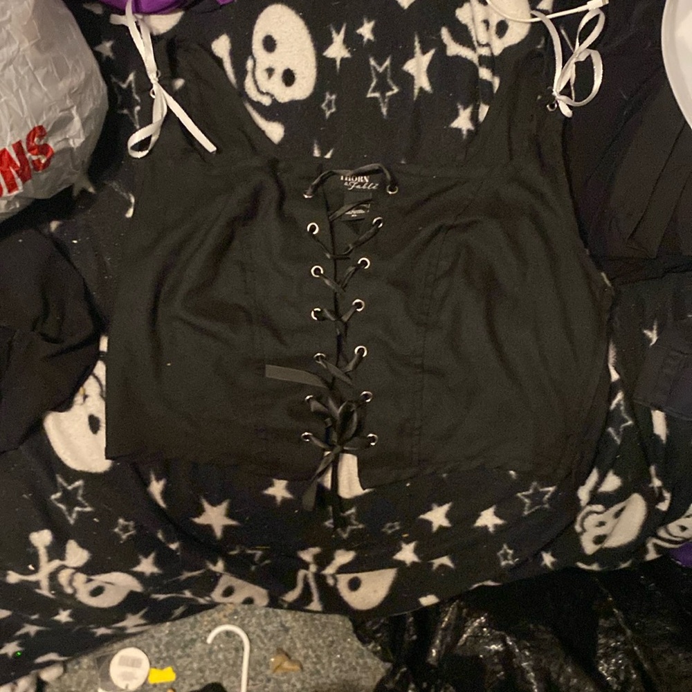 Black XL thorn and fable lace up top from HotTopic